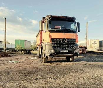 Mercedes teherautó előröl