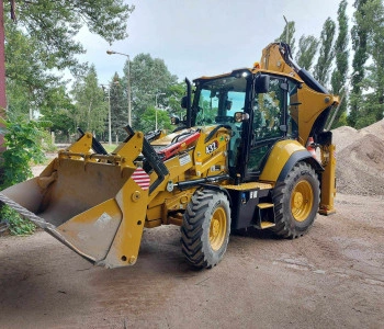 Vörös platós teherautó egy építkezésen