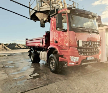 Sárga markológép oldalnézetből